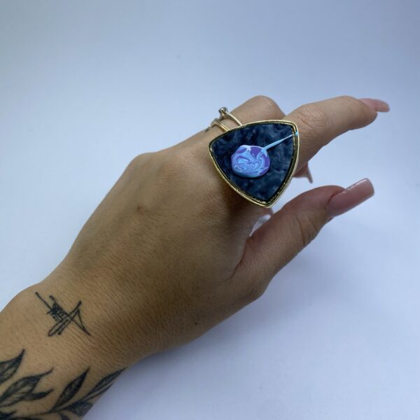 anello triangolare nero