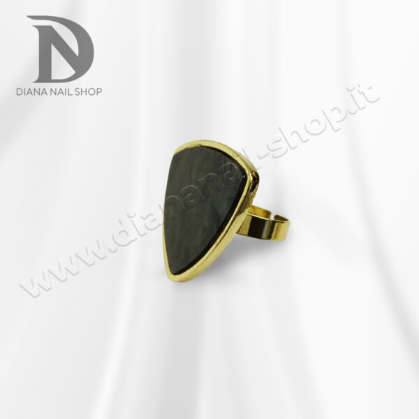 anello triangolare nero
